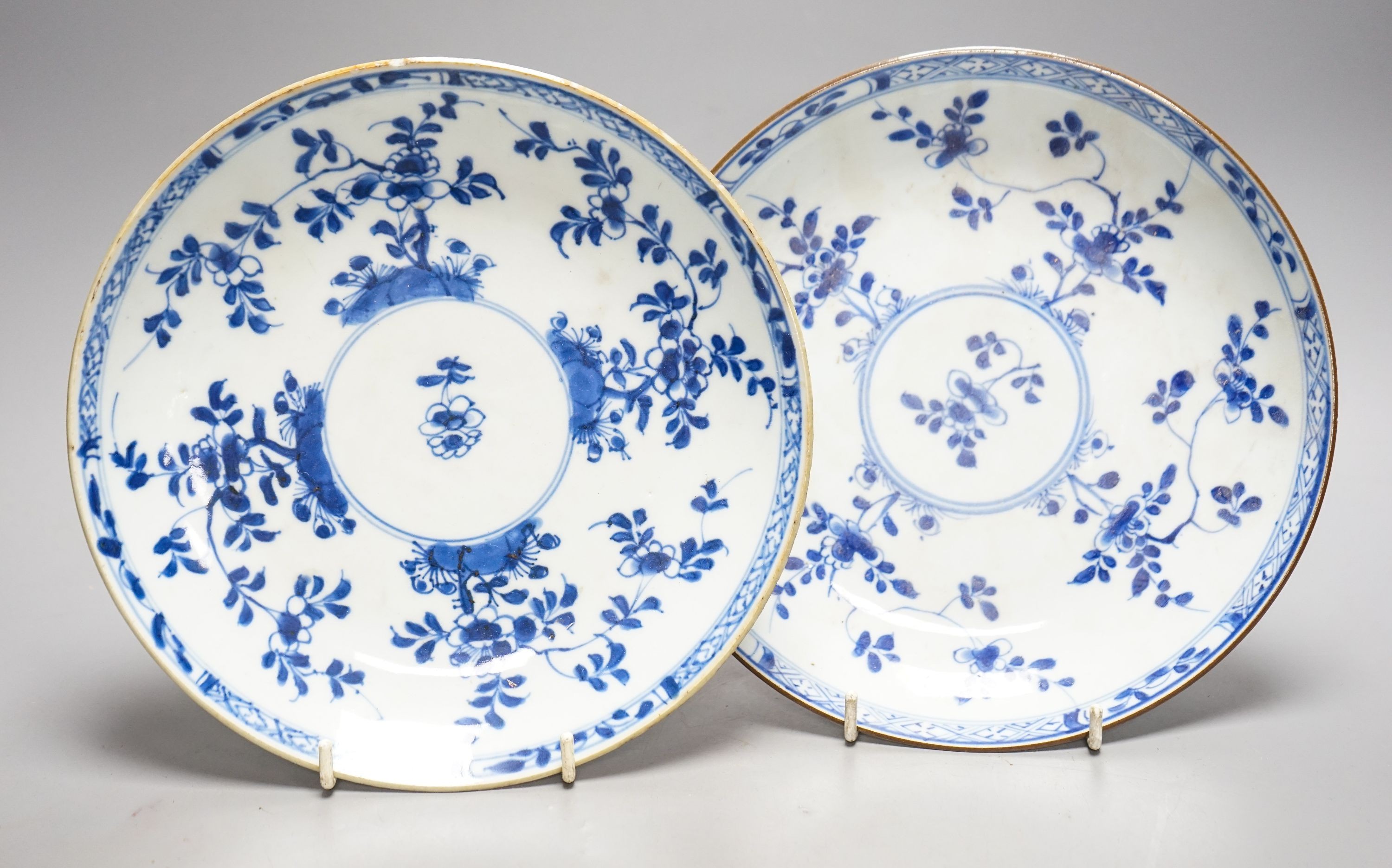 Two Chinese Kangxi blue and white dishes 22cm